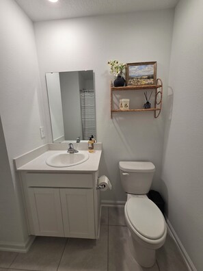 Shower, hair dryer, towels, soap - Minutes away from everything • Beach - Center - Airport (Jacksonville)