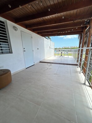 Terrace/patio - front-balcony beach view and the back-balcony main airport View (Simpson Bay)