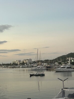 Marina - front-balcony beach view and the back-balcony main airport View (Simpson Bay)