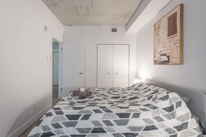 Desk, iron/ironing board, WiFi, bed sheets - Cozy hidden gem in the heart of Montreal (Montréal)