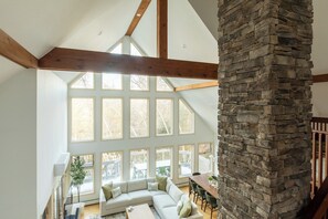 Living area - Charming 3-bedroom house in Tannersville with AC, Firepit, Hottub, Fireplace (Tannersville)