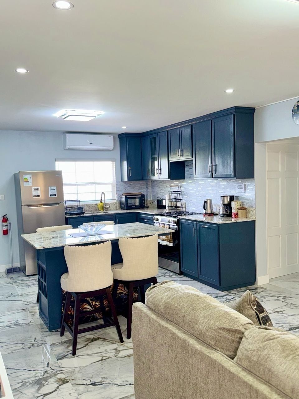 Fridge, oven, stovetop, coffee/tea maker