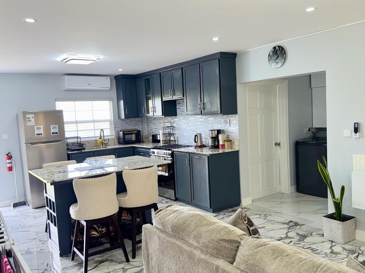 Fridge, oven, stovetop, coffee/tea maker