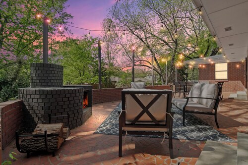The Markham Manor - 5BR/3.5B + Firepit, Patio Dining, Basement Lounge & Big Yard