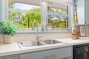 Microondas, horno, placa de cocina y lavavajillas