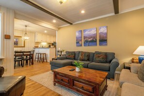 Smart TV, fireplace - Updated 2B/2BA at Canyon Lodge- Jacuzzi & Parking! (Mammoth Lakes)