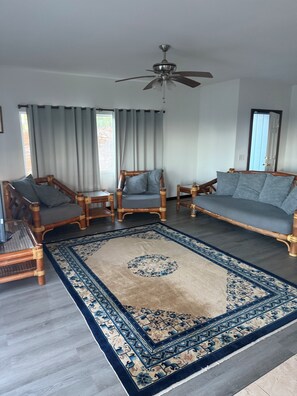 Living area - Land of Sunshine Paauhau on the Hamakua Coast (Honokaa)