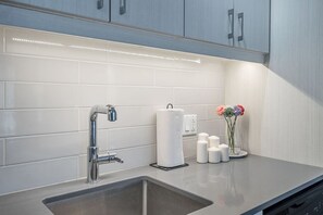 Fridge, microwave, oven, stovetop - 2BR - Square Victoria (Montreal)