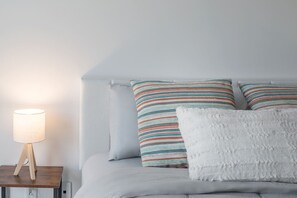 Desk, iron/ironing board, travel cot, WiFi - 2BR - Square Victoria (Montreal)