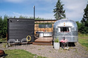 Terrace/patio - Sleeps 2 - Hot Tub - Pet Friendly - PeggySue (Skegness)