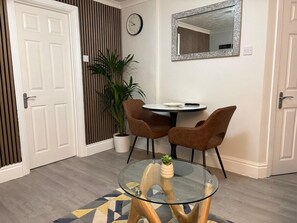 Dining - Near Etihad/Coop Live - Parking - Wifi - Sleeps 4 (Greater Manchester)