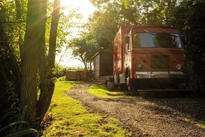 Property grounds - Sleeps 2 -Private Garden -Pets Ok -Hot Tub -Dennis (Skegness)