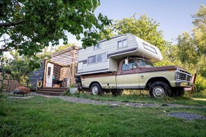 Property grounds - 1 Bed Vehicle Luxury Camper -Hot Tub, Pets - Willy (Skegness)