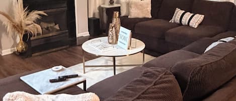 Una Smart TV, una chimenea, una impresora