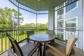 Outdoor dining - 2-bedroom villa -sleeps 8- in heart of Orlando near theme parks w/ full kitchen (Orlando)