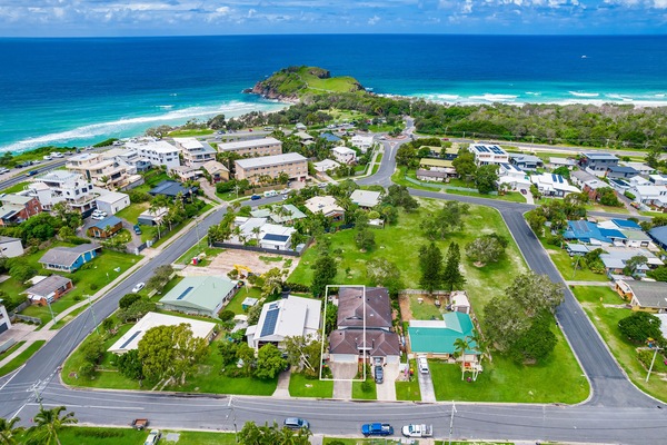 Just an easy stroll to beaches, shops, cafes and restaurants.