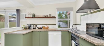 Comfy Cottage: short walk from city train, dining and shops