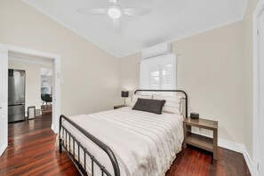 Desk, iron/ironing board, WiFi, bed sheets