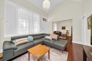 Living area - Comfy Heritage Stone Cottage: short walk from city train, dining and shops (Gawler South)