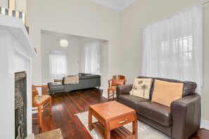 TV - [Sleeps 7] Bassett Cottage: 3BR, close to city train/shops/meals (Gawler South)