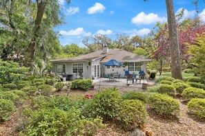 Exterior - Mid-Island St. Simons Retreat | 3BR w/ Sunroom, Spacious Kitchen + Close to Beach (Saint Simons Island)