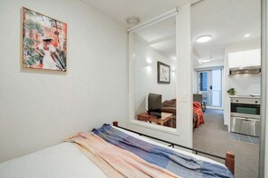 2 bedrooms, iron/ironing board, WiFi, bed sheets - Tasteful Petite Home Short walk to NZICC SkyTower (Auckland CBD)