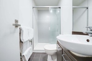Shower, hair dryer, towels, toilet paper - Tasteful Petite Home Short walk to NZICC SkyTower (Auckland CBD)