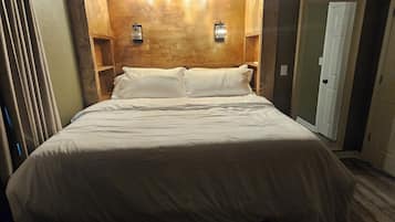 4 bedrooms, desk, iron/ironing board, travel crib