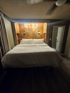 4 bedrooms, desk, iron/ironing board, travel cot