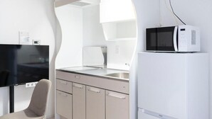 Une cuisine moderne équipée d’un four à micro-ondes, d’un évier et de placards.