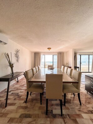 Dining - Deluxe Ocean Villas Marlin. (Cancún)