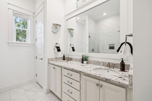 Douche, sèche-cheveux, serviettes fournies
