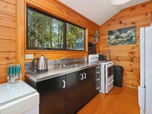 Private kitchen - Puka Lodge (Rear dwelling) 2 mins walk to beautiful Pukawa Bay Beach Lake Taupo (Pukawa)