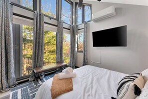 Room - 5BR Resort-Style - Game Room, Hot Tub, Fire Pit (East Stroudsburg)