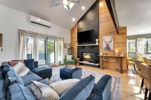 Living area - 5BR Resort-Style - Game Room, Hot Tub, Fire Pit (East Stroudsburg)