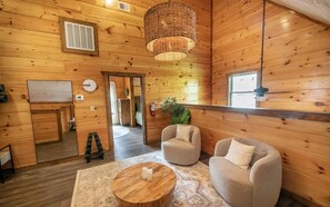 Smart TV, fireplace, DVD player, books - 2 Mi to The Island and Dollywood, Private Hot Tub, Bunks, Arcade, great location (Pigeon Forge)