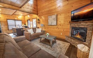 Smart TV, fireplace, DVD player, books - 2 Mi to The Island and Dollywood, Private Hot Tub, Bunks, Arcade, great location (Pigeon Forge)