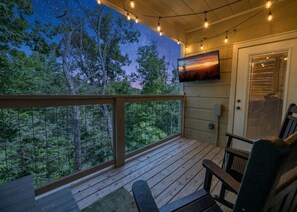 Terrace/patio - 2 Mi to The Island and Dollywood, Private Hot Tub, Bunks, Arcade, great location (Pigeon Forge)