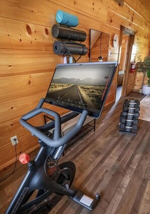 Fitness facility - 2 Mi to The Island and Dollywood, Private Hot Tub, Bunks, Arcade, great location (Pigeon Forge)