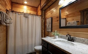Hair dryer, towels - 2 Mi to The Island and Dollywood, Private Hot Tub, Bunks, Arcade, great location (Pigeon Forge)