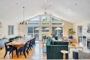 Living area - Heron's Cove - Pet friendly, Private Dock! (Huddleston)