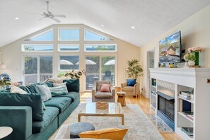 Living area - Heron's Cove - Pet friendly, Private Dock! (Huddleston)