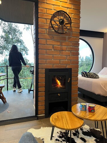 Treehouse with Hot Tub & amazing view near airport.