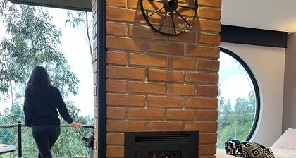 Treehouse with Hot Tub & amazing view near airport.