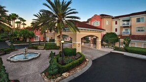 Exterior - 3-bedroom 3 bath condo -sleeps 12- with full kitchen near theme parks (Orlando)