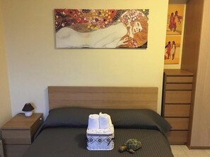 Panoramic Apartment, Balcony, Sea View | Desk, laptop workspace, blackout curtains, iron/ironing board - Casa Rosa (Sorrento)