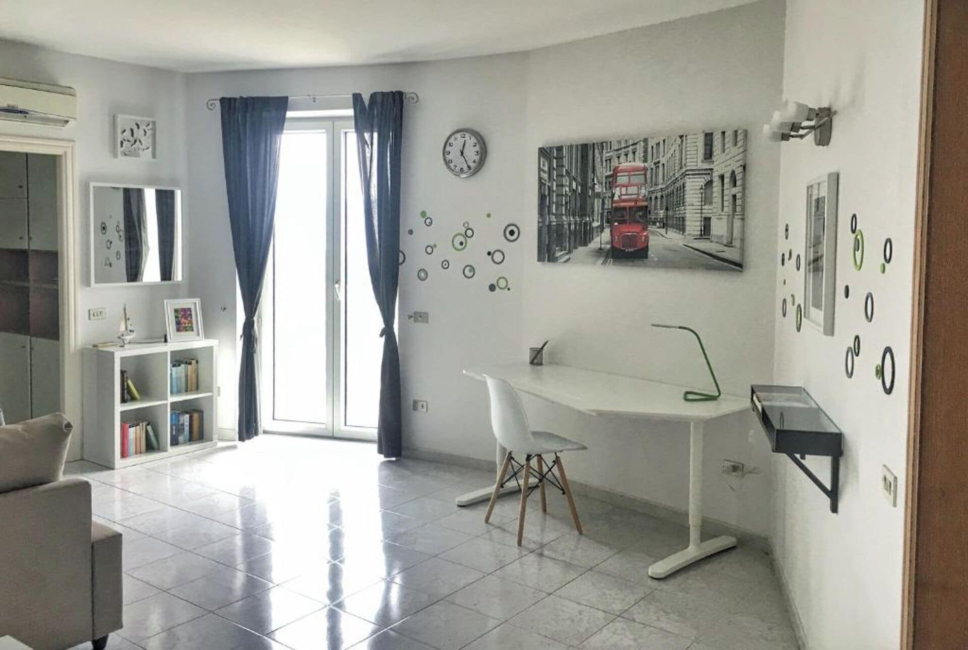 Apartamento panorâmico, sacada, vista para o mar | Área de estar | TV de tela plana 43 polegadas com canais digitais, Netflix