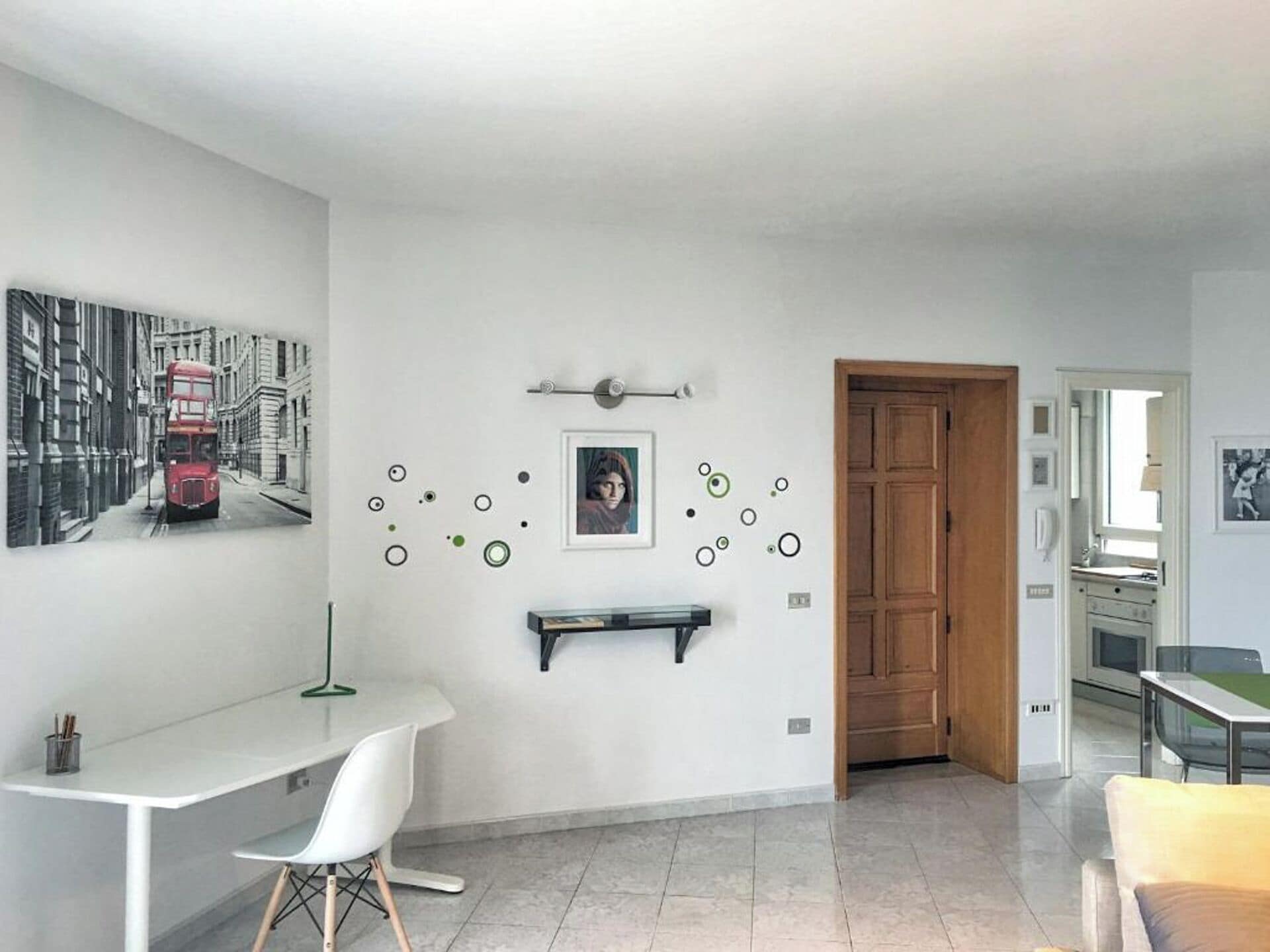 Apartamento panorâmico, sacada, vista para o mar | Área de estar | TV de tela plana 43 polegadas com canais digitais, Netflix