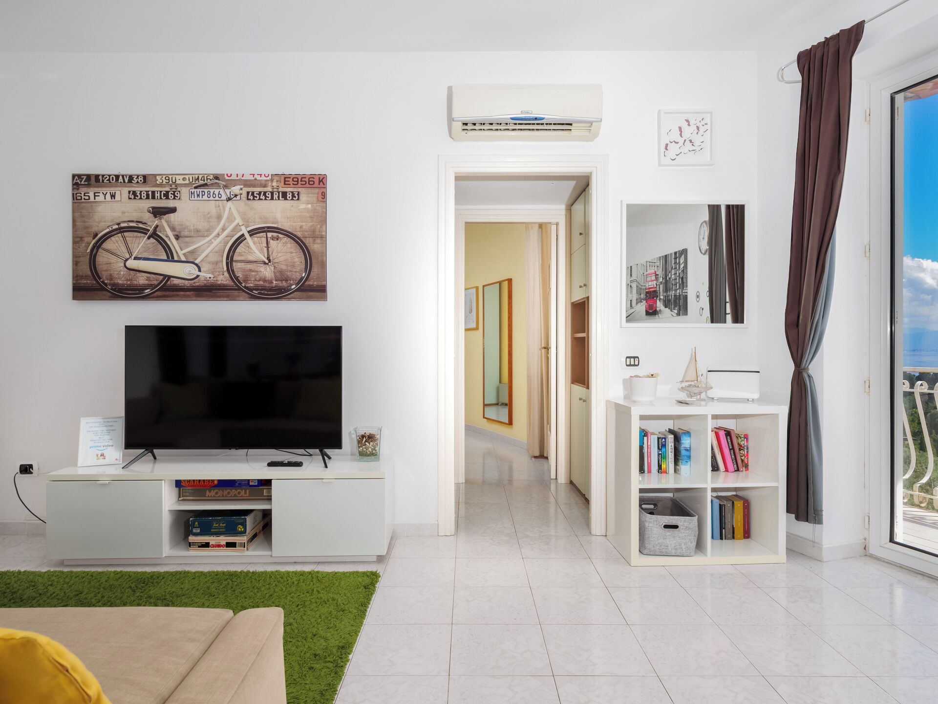 Panoramic Apartment, Balcony, Sea View | Living room | 43-inch flat-screen TV with digital channels, Netflix
