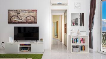 Panoramic Apartment, Balcony, Sea View | Living room | 43-inch flat-screen TV with digital channels, Netflix